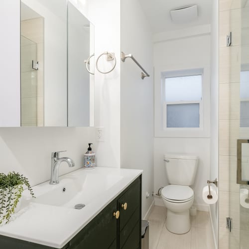 Commercial Street suite bathroom